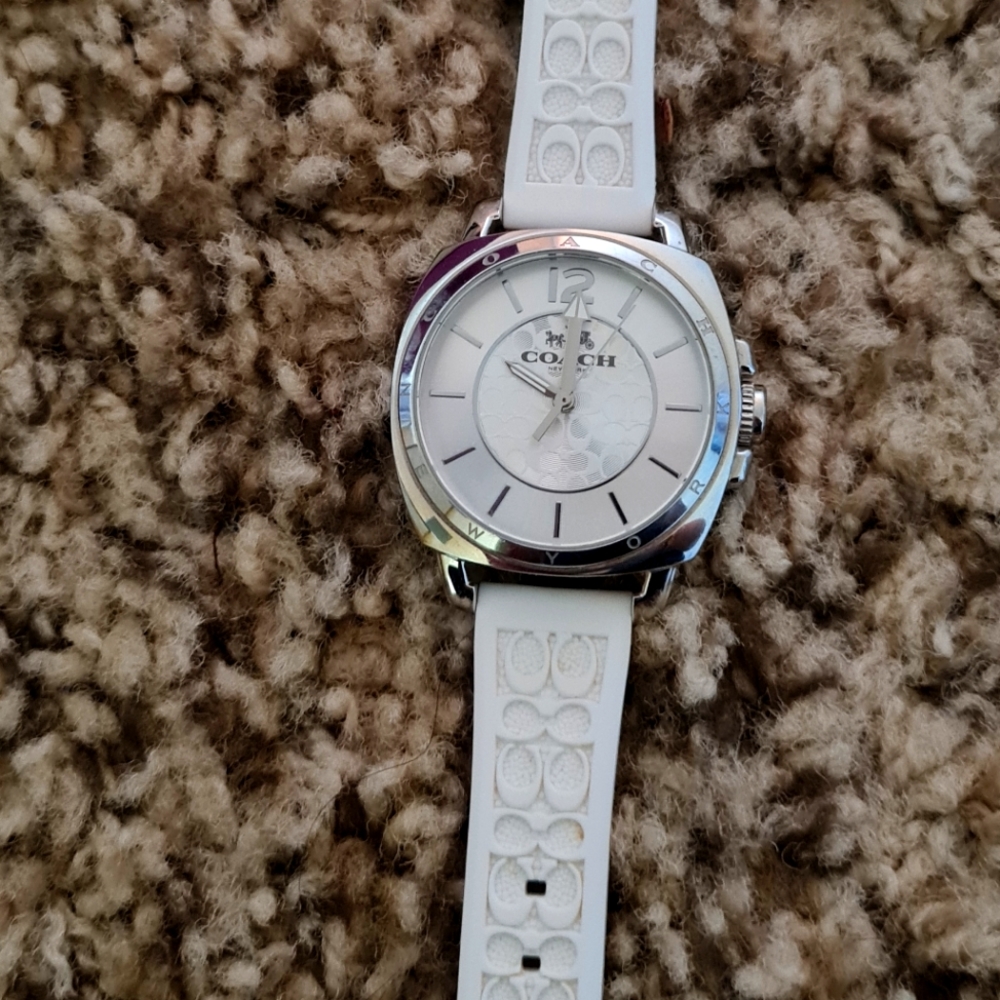 A Coach watch woman